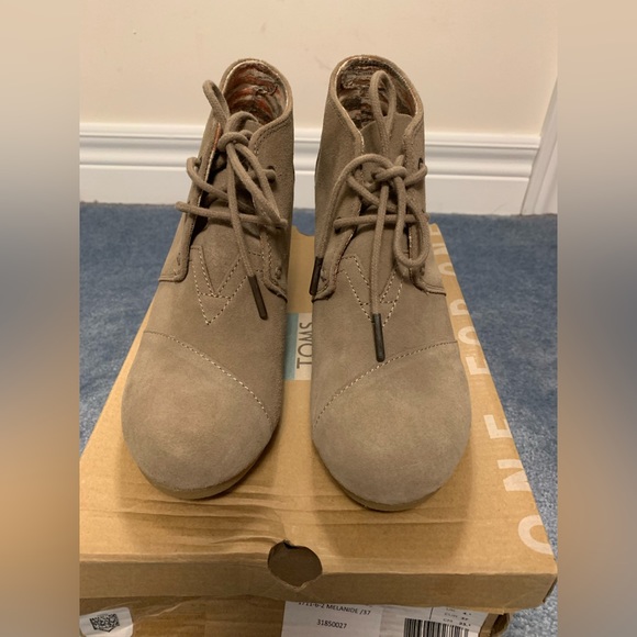 Brand New - Toms Desert Wedge Suede Shoes - Taupe - Size 6.5 - Picture 5 of 10